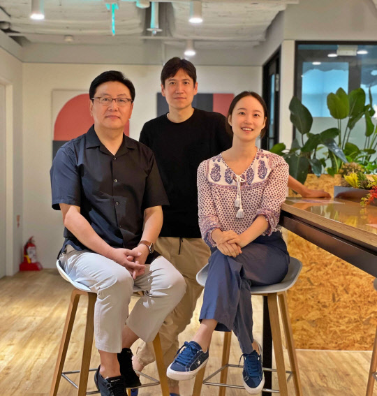 (왼쪽부터) 네이버 부사장 출신 최성호 커넥트인베스트먼트 대표와 박홍민, 이혜민 핀다 공동대표가 함께 사진을 촬영하고 있다. (핀다 제공)